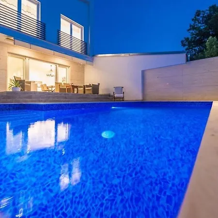 Ema With Pool & Sauna ヴィラ *